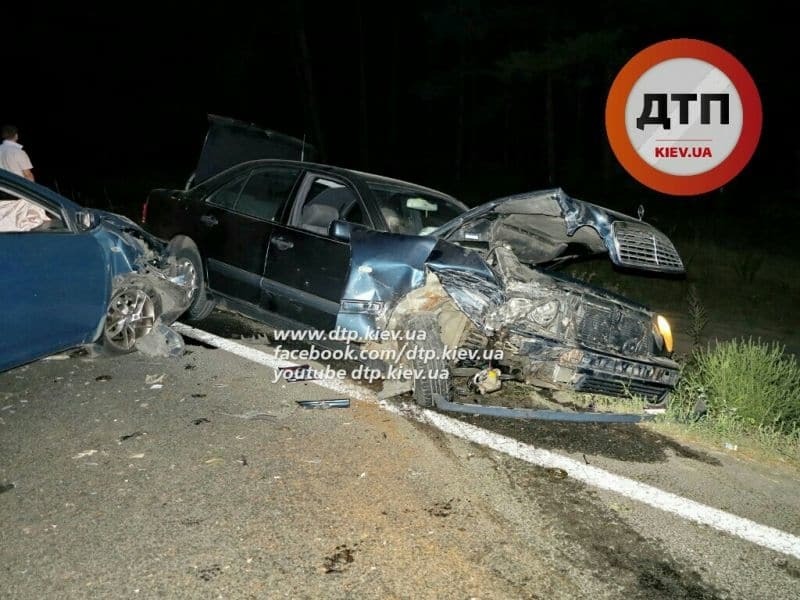 Под Киевом разбились три автомобиля на Варшавской трассе: фото ДТП