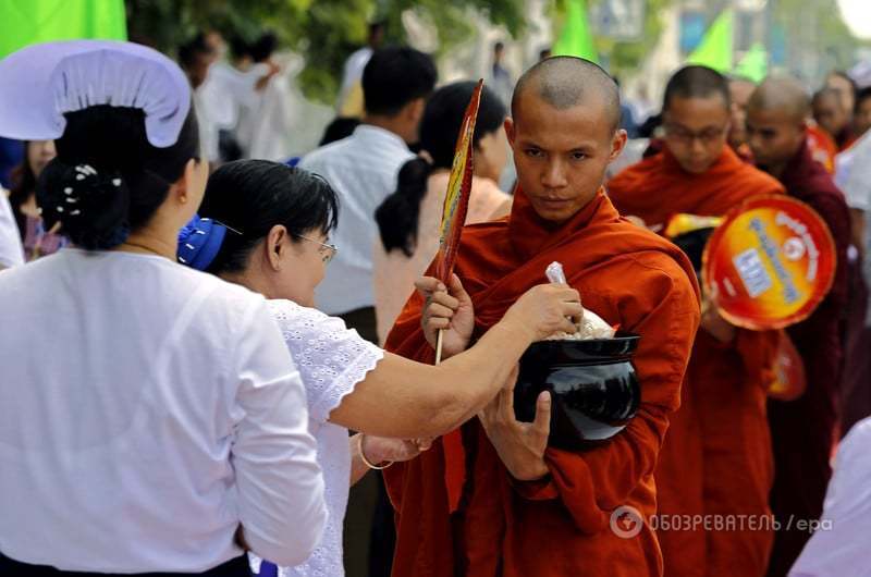 10 тысяч буддийских монахов приняли участие в трогательной церемонии: фоторепортаж