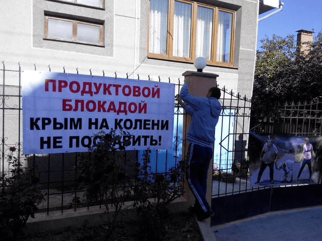 У Криму фанати Аксьонова атакували будинок Джемілєва: опубліковані фото