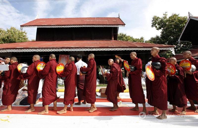 10 тысяч буддийских монахов приняли участие в трогательной церемонии: фоторепортаж