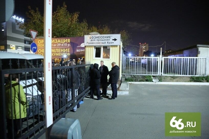 В России из-за "разборок" РПЦ и похоронщиков устроили забеги с покойниками. Шокирующие фото и видео