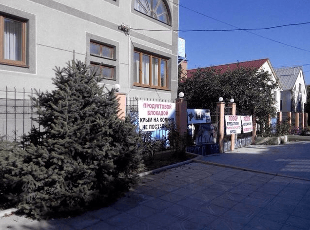 У Криму фанати Аксьонова атакували будинок Джемілєва: опубліковані фото
