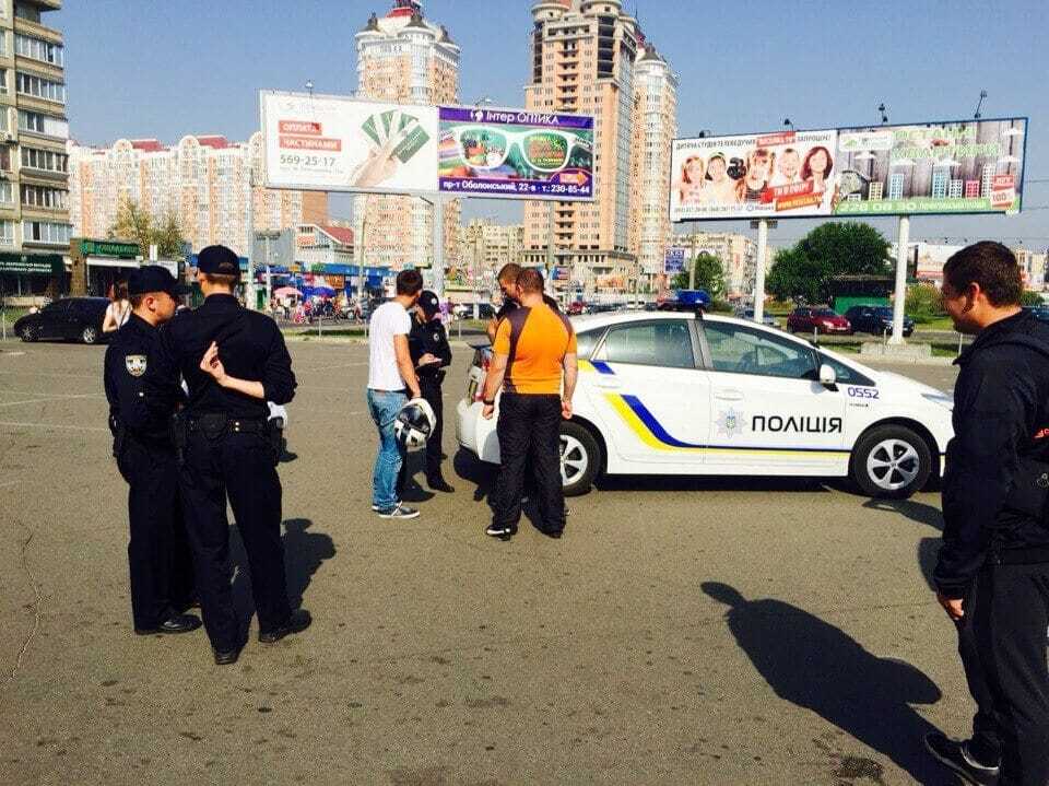 В Киеве полицейский продавал украденный на месте ДТП шлем