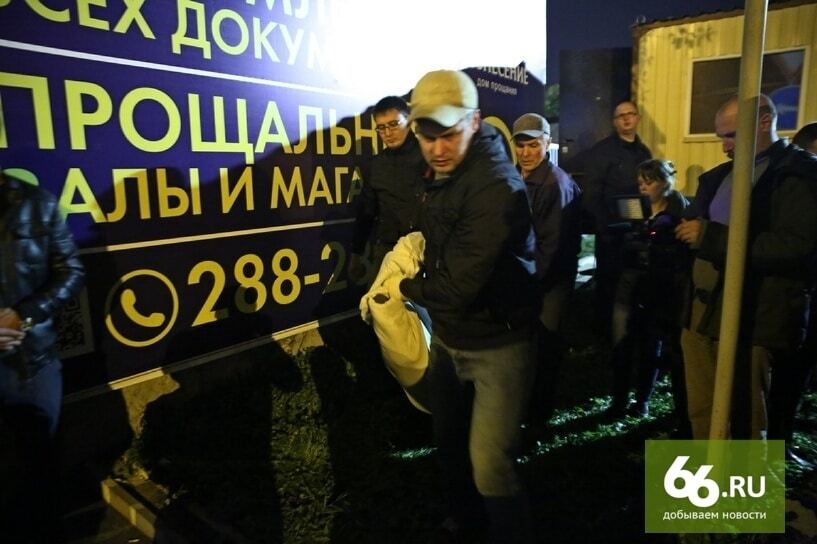В России из-за "разборок" РПЦ и похоронщиков устроили забеги с покойниками. Шокирующие фото и видео