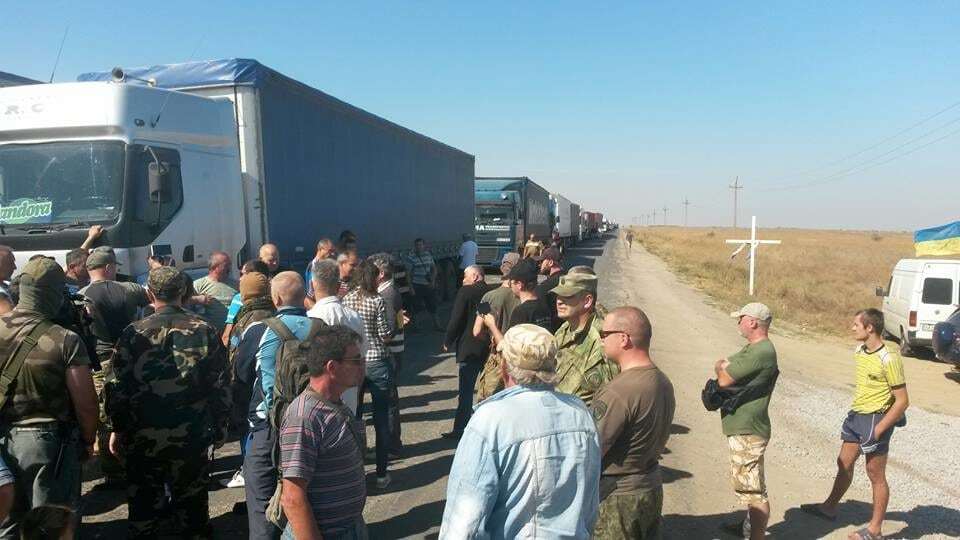 Блокада Крыма: на КПП "застряли" 317 "озверевших" грузовиков. Опубликованы фото