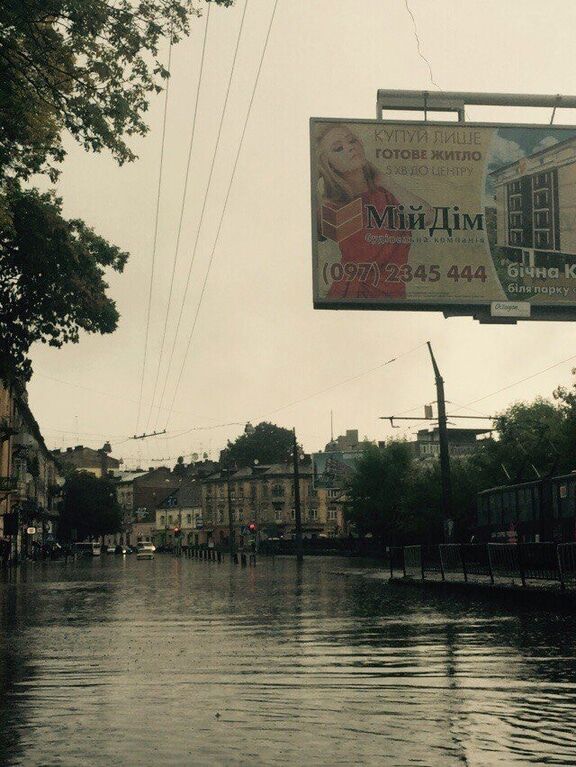 Дожди устроили во Львове настоящий потоп: фото и видео "большой воды"