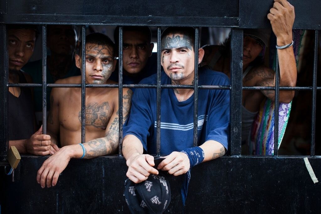 Британский фотограф показал самую страшную тюрьму мира: фото заключенных