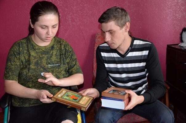 Поматросили и бросили: боевики "ДНР" отказались от снайперши, ставшей инвалидом