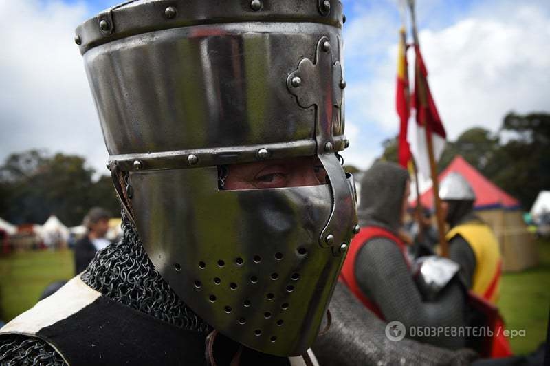 Битви вікінгів і шоу хижих птахів. В Австралії "запалюють" лицарі: опубліковані фото