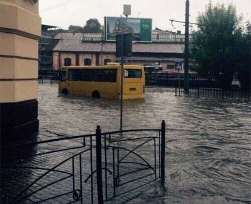 Дощі влаштували у Львові справжній потоп: фото та відео "великої води"