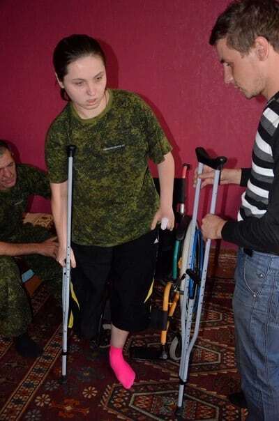 Поматросили і кинули: бойовики "ДНР" відмовилися від снайперки, що стала інвалідом
