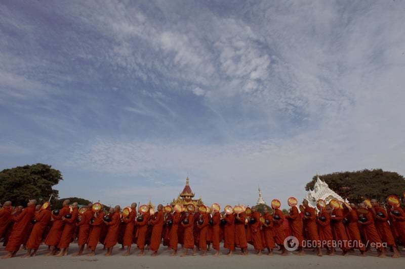 10 тисяч буддійських ченців взяли участь у зворушливій церемонії: фоторепортаж