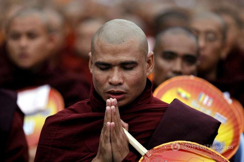 10 тисяч буддійських ченців взяли участь у зворушливій церемонії: фоторепортаж