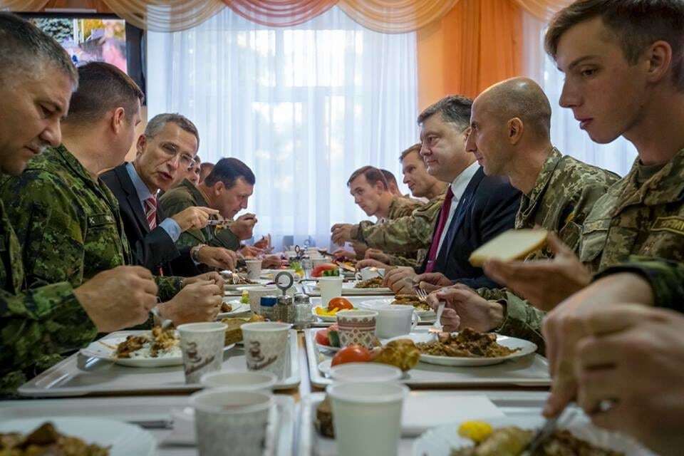 Порошенко угостил генсека НАТО обедом в солдатской столовой: опубликованы фото