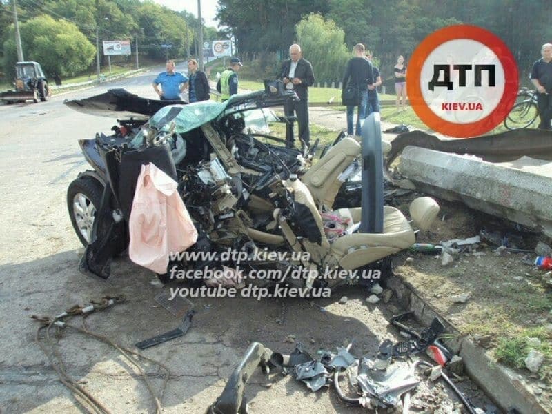В страшной аварии в Чернигове автомобиль разорвало на части: фото с места ДТП