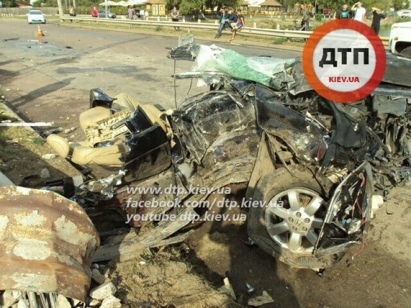 У страшній аварії в Чернігові автомобіль розірвало на частини: фото з місця ДТП