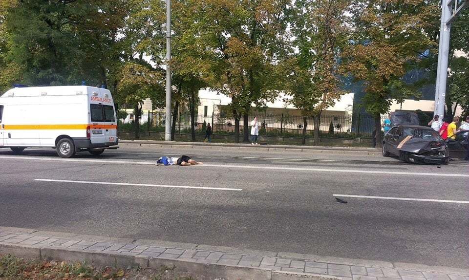 Авто всмятку: в напівпорожньому Донецьку лихач убив дівчину-пішохода. Фото ДТП