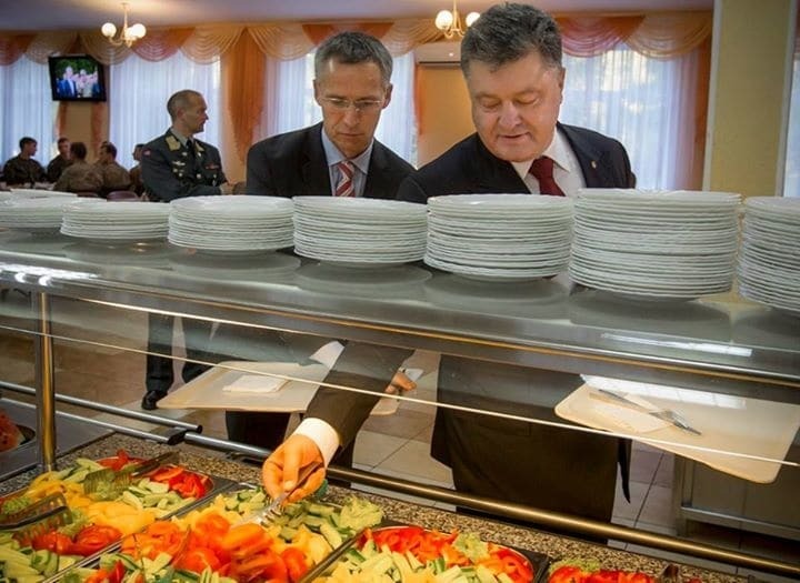 Порошенко пригостив генсека НАТО обідом в їдальні: опубліковані фото