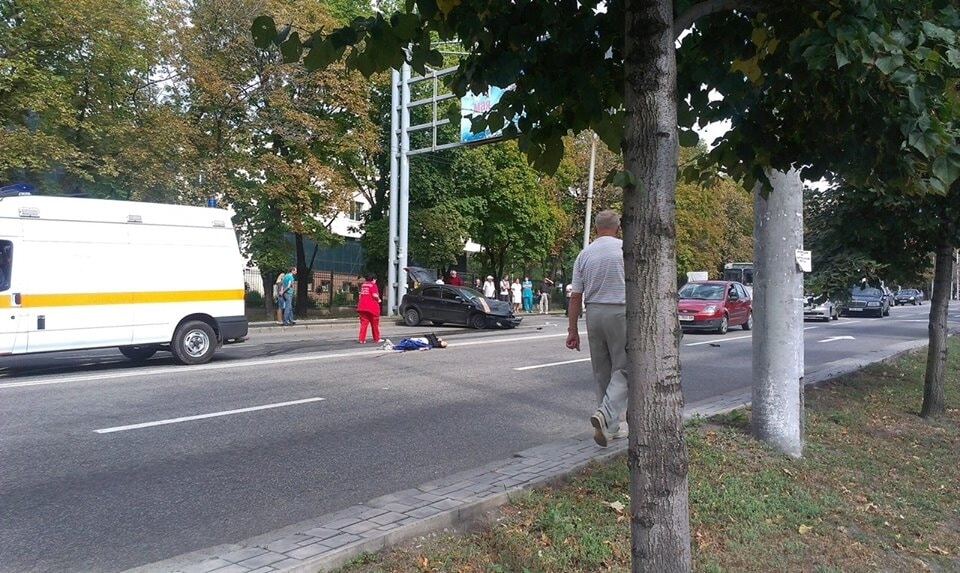 Авто всмятку: в напівпорожньому Донецьку лихач убив дівчину-пішохода. Фото ДТП