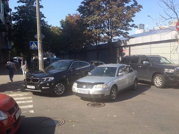 У Києві на Печерську два "героя парковки" заблокували рух на перехресті
