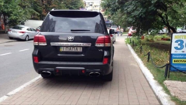 В Киеве "Папа" на Toyota наплевал на пешеходов: фото "героя"