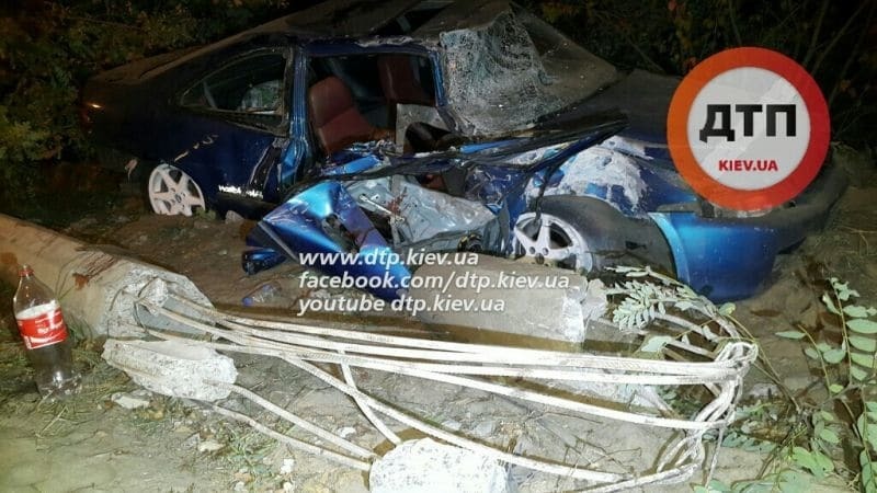У Києві Honda протаранила стовп: фото і відео з місця ДТП