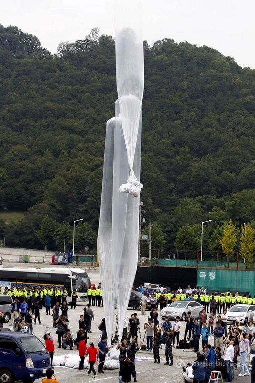 Южная Корея запустила в сторону КНДР шары с антиправительственными листовками: фоторепортаж