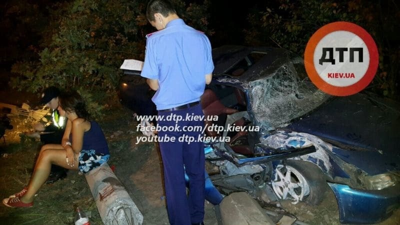 В Киеве Honda протаранила столб: фото и видео с места ДТП