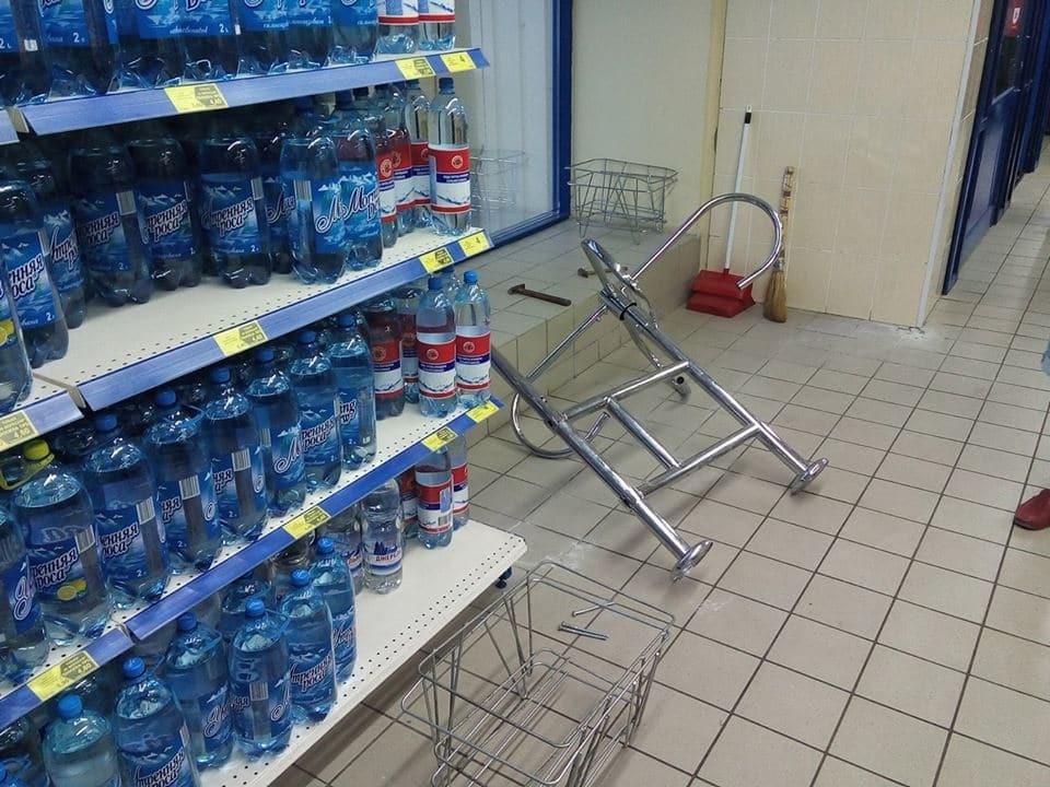 В киевском супермаркете на распродаже поломали турникет: фотофакт