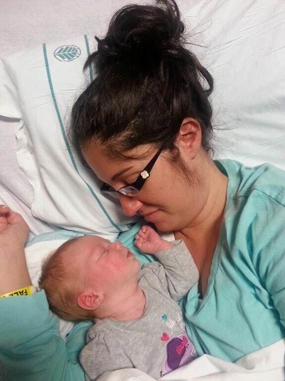 Девушка вышла из комы услышав плач новорожденной дочки: опубликовано видео