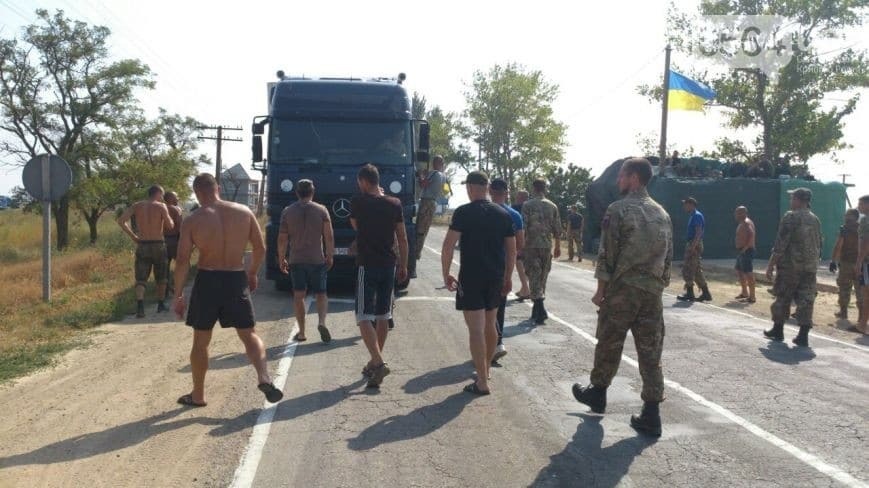 Блокада Крыма: дальнобойщик пошел на таран активистов. Фоторепортаж 
