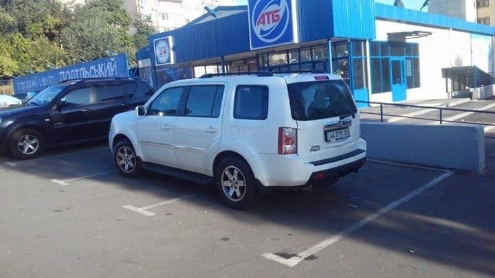 Автохам на внедорожнике Honda "наплевал" на других водителей в Киеве: фото "героя"