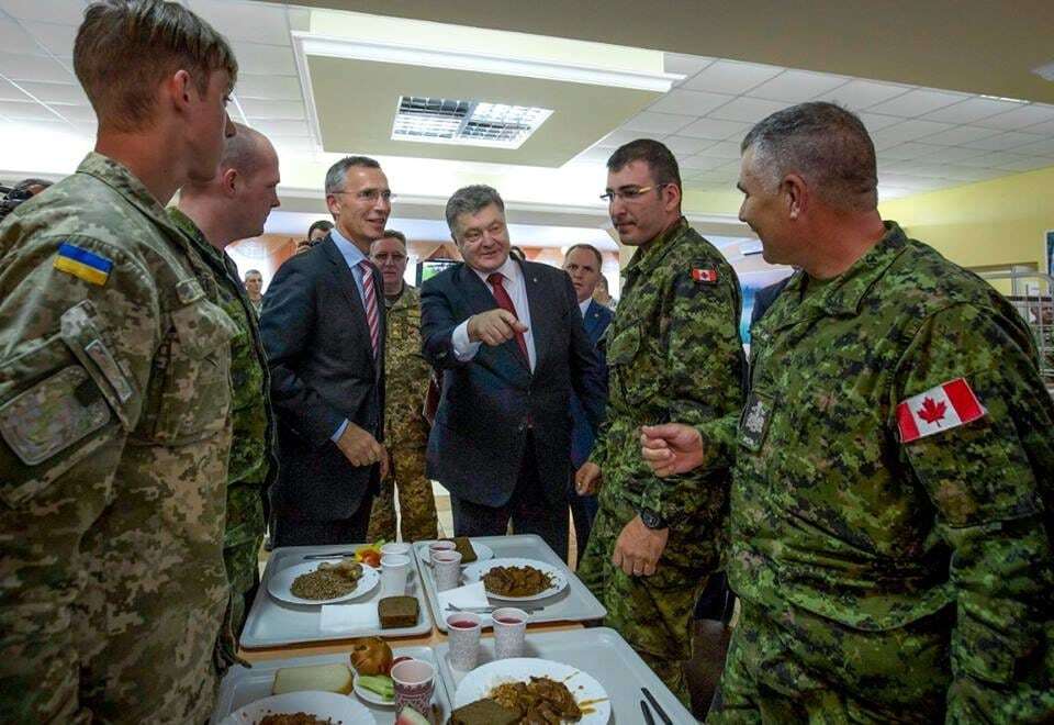 Порошенко угостил генсека НАТО обедом в солдатской столовой: опубликованы фото