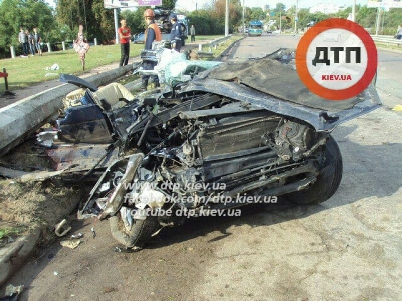 В страшной аварии в Чернигове автомобиль разорвало на части: фото с места ДТП