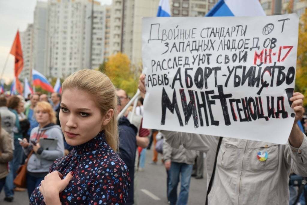 "Мінет - геноцид": у Москві на мітингу яскраво висміяли путінську Росію. Фотофакт