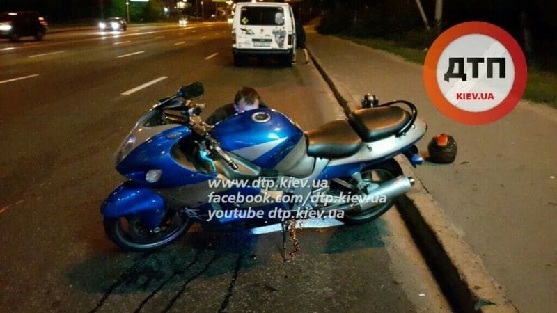 В Киеве мотоциклист протаранил "Лексус": фото с места ДТП