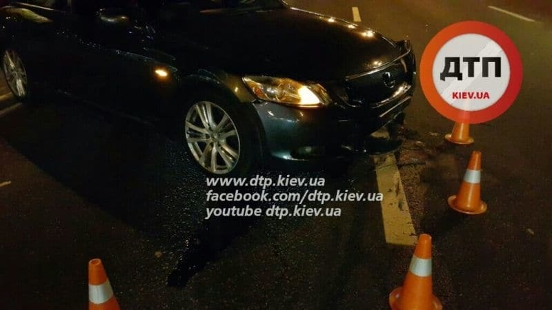 "Дивом обійшлося": у Києві Lexus і мотоцикл потрапили в ДТП, скоївши подвійне порушення. Фото з місця аварії