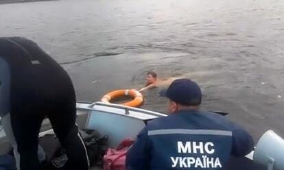 В Киеве посреди Днепра водолазы пытались спасти голую женщину: видеофакт