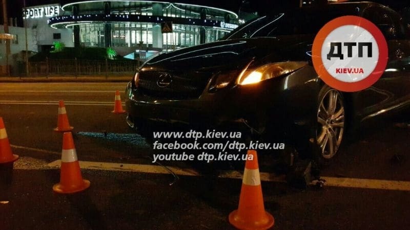 "Дивом обійшлося": у Києві Lexus і мотоцикл потрапили в ДТП, скоївши подвійне порушення. Фото з місця аварії