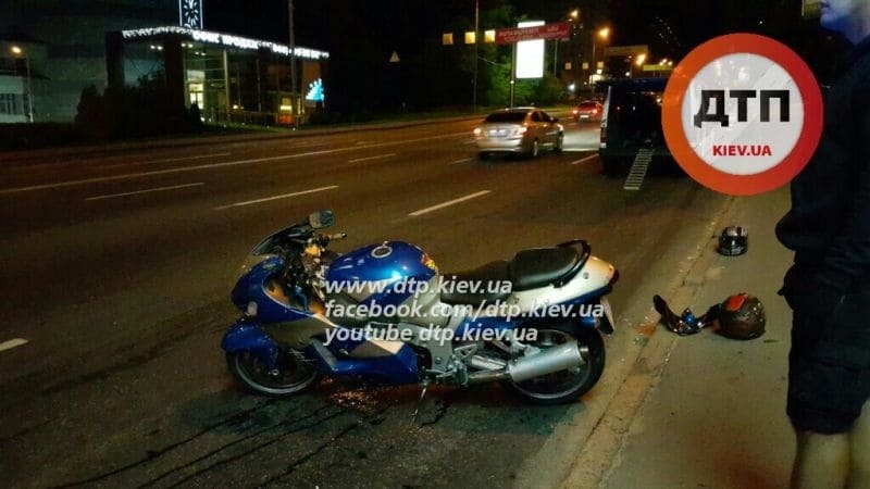 "Дивом обійшлося": у Києві Lexus і мотоцикл потрапили в ДТП, скоївши подвійне порушення. Фото з місця аварії