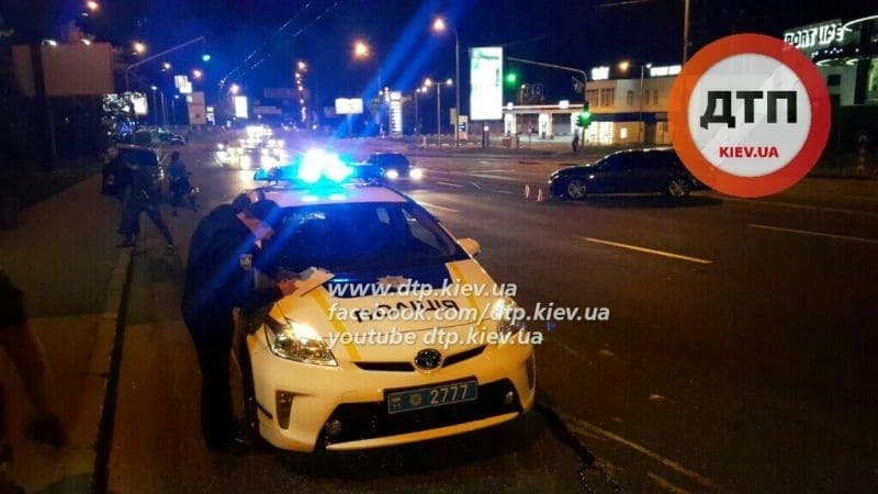 "Дивом обійшлося": у Києві Lexus і мотоцикл потрапили в ДТП, скоївши подвійне порушення. Фото з місця аварії