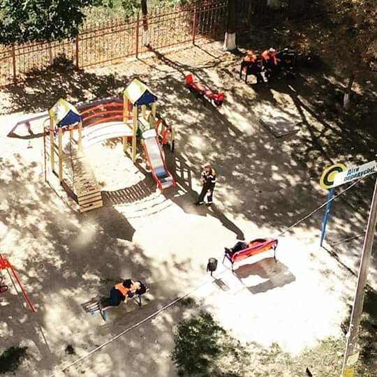Соцсети высмеяли коммунальных работников, устроивших "тихий час" на детской площадке. Фотофакт
