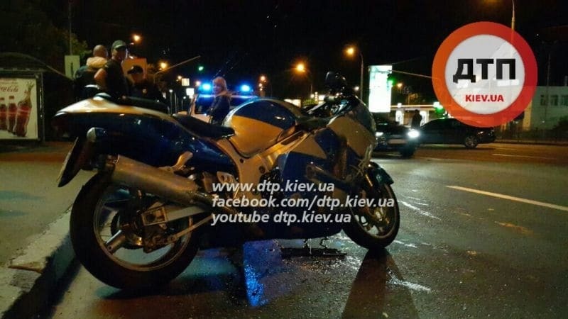 В Киеве мотоциклист протаранил "Лексус": фото с места ДТП