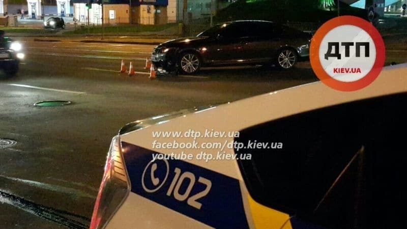 "Чудом обошлось": в Киеве Lexus и мотоцикл попали в ДТП, совершив двойное нарушение. Фото с места аварии