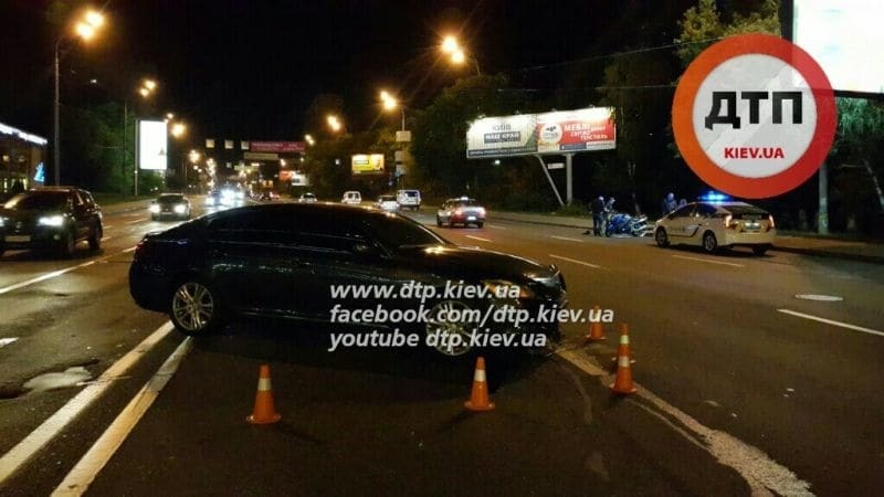В Киеве мотоциклист протаранил "Лексус": фото с места ДТП