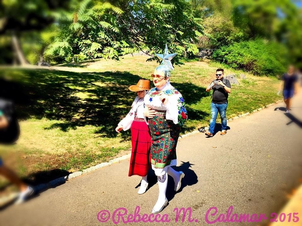 Сердючка с "мамой", одетые в вышиванки, произвели фурор в Центральном парке Нью-Йорка