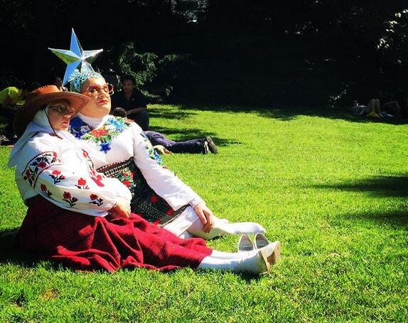 Сердючка с "мамой", одетые в вышиванки, произвели фурор в Центральном парке Нью-Йорка