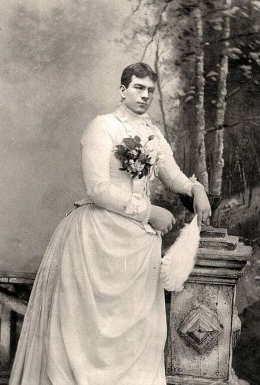 Почти королева: опубликованы запретные фото мужчин-трансвеститов 19 века