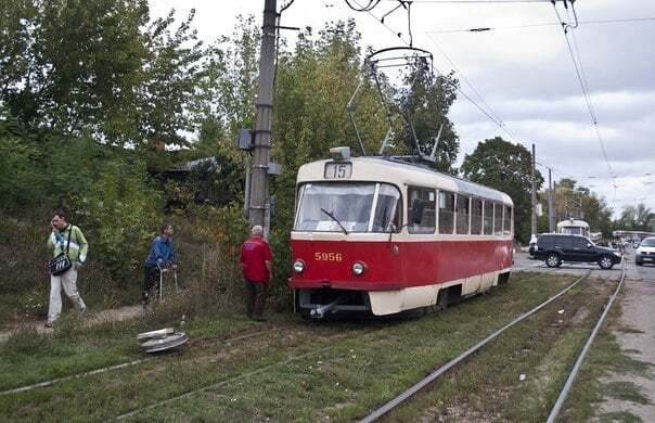 У Києві трамвай їхав без колеса: фотофакт