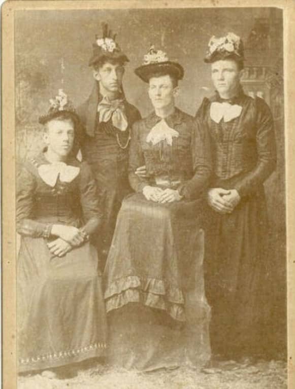 Почти королева: опубликованы запретные фото мужчин-трансвеститов 19 века